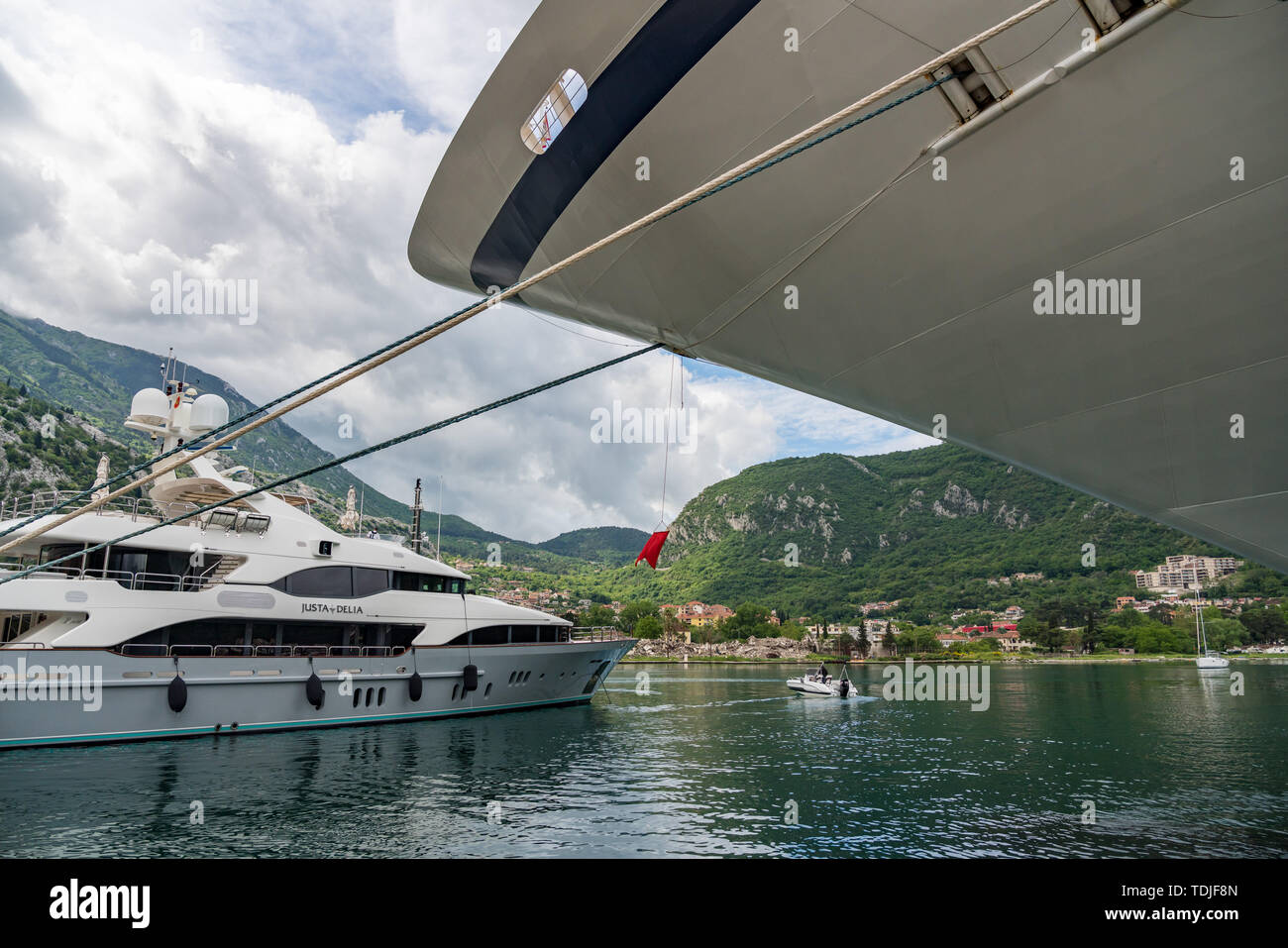 Viking Star bow oscura costosi yacht in Kotor Montenegro Foto Stock