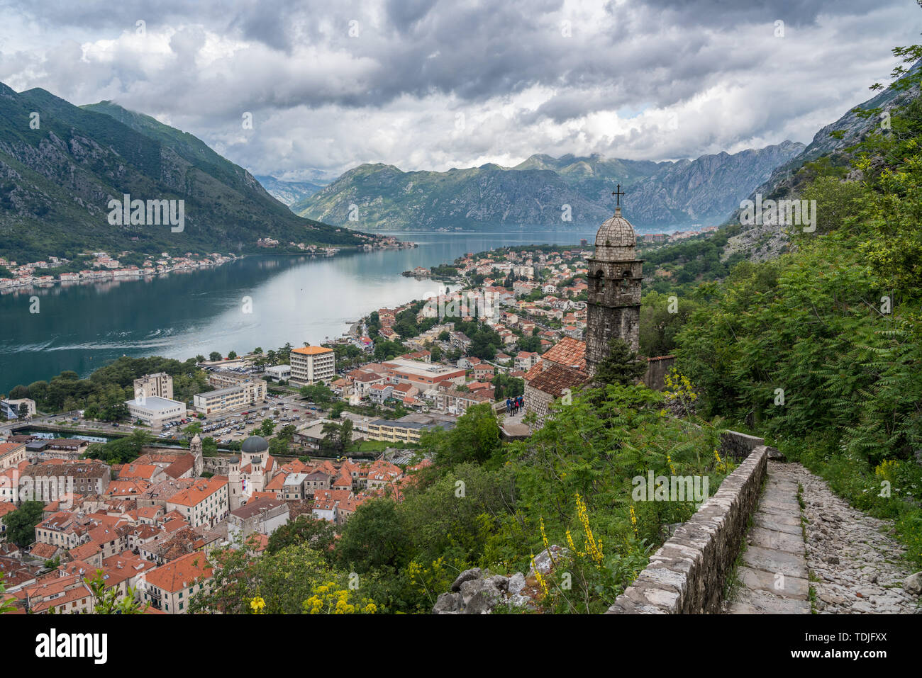 Passo percorso dalla chiesa sopra la città vecchia di Kotor in Montenegro Foto Stock