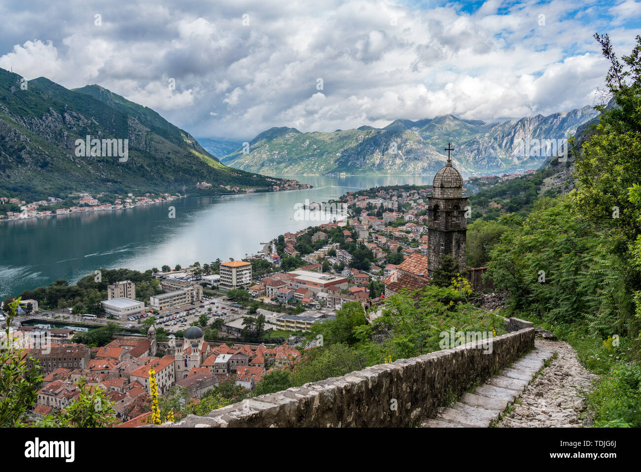 Passo percorso dalla chiesa sopra la città vecchia di Kotor in Montenegro Foto Stock