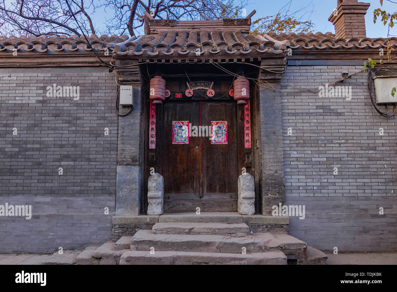 L'antico cancello di legno del cortile in Hutong di Pechino Foto Stock