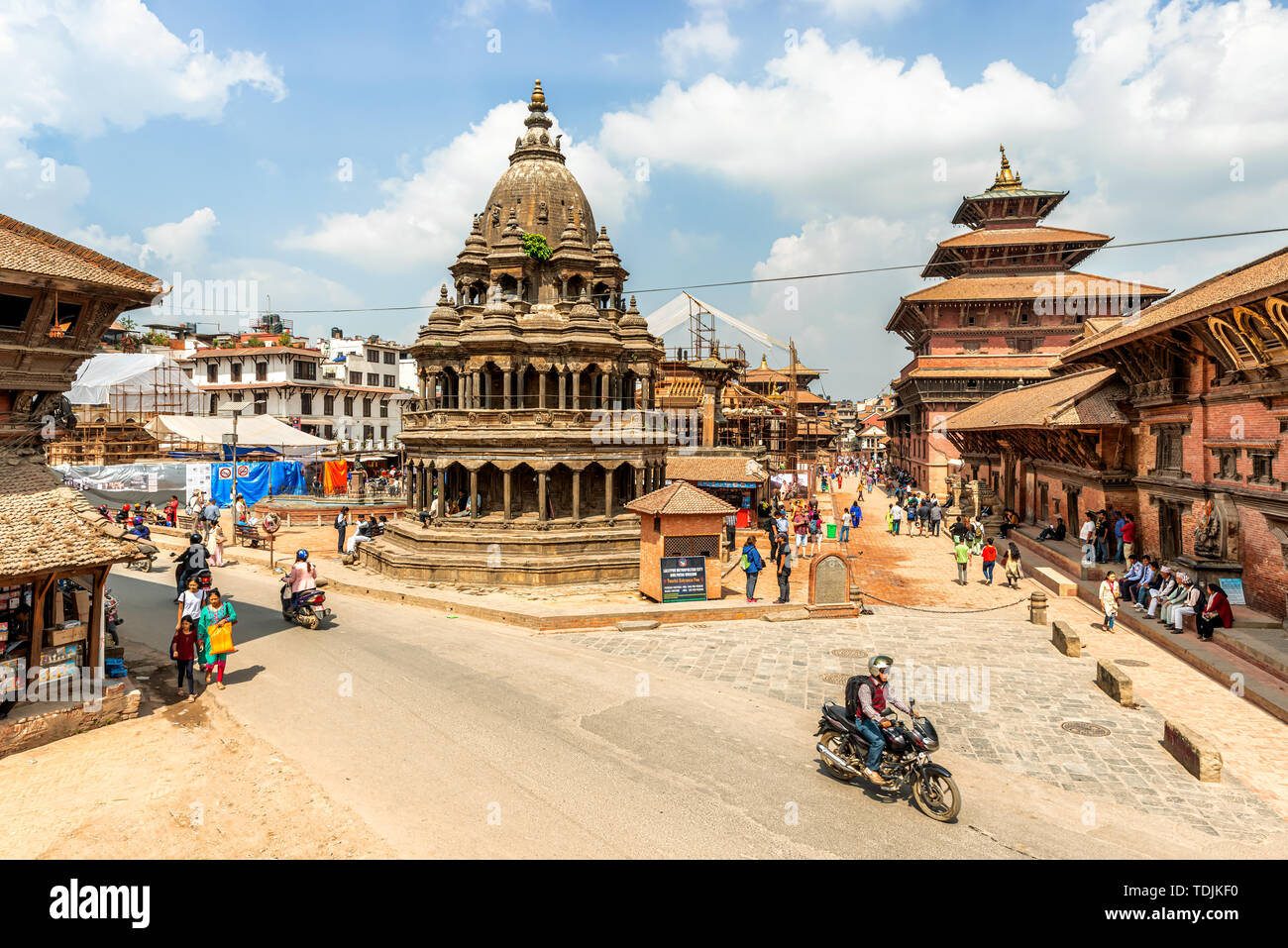 Kathmandu, Nepal - Ott 12, 2018: Vioew al traffico in Patan Durbar Square a Kathmandu, Nepal - Foto Stock Kathmandu, Nepal - Ott 12, 2018: Vioew al traffico in Patan Durbar Square a Kathmandu, Nepal - Foto Stock