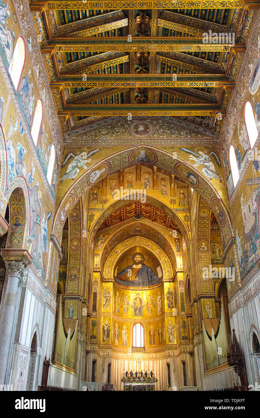 Monreale, sicilia, Italia - 11 Aprile 2019: SORPRENDENTE interno della Cattedrale di Monreale, il Duomo di Monreale. Mosaico in oro con motivi religiosi. Architettura normanna, bizantina. Foto Stock
