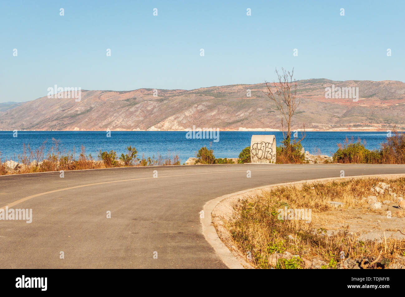 Paesaggio lungo il lago di autostrada in Erhai, Dali, Yunnan Foto Stock