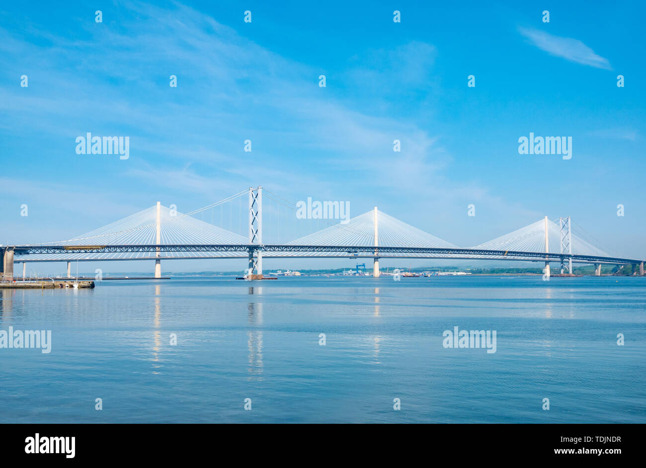 Forth Road Bridge e Queensferry incrocio sulla soleggiata giornata calma, vista dal South Queensferry, Scotland, Regno Unito Foto Stock