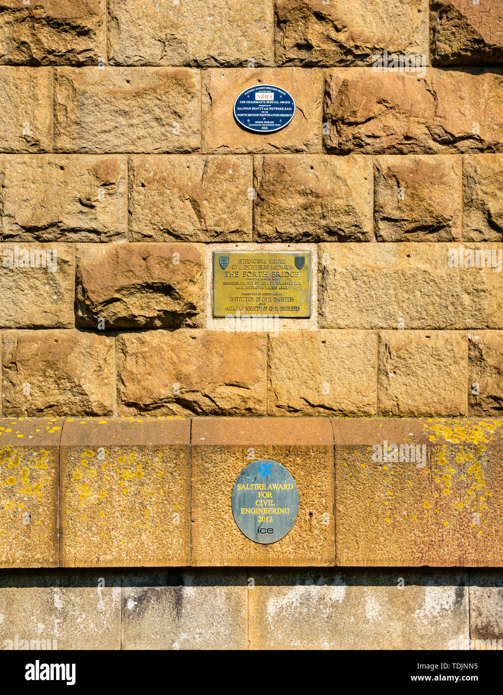 Targhe premio sul Ponte di Forth Rail su Firth of Forth sulla giornata di sole, Scotland, Regno Unito Foto Stock