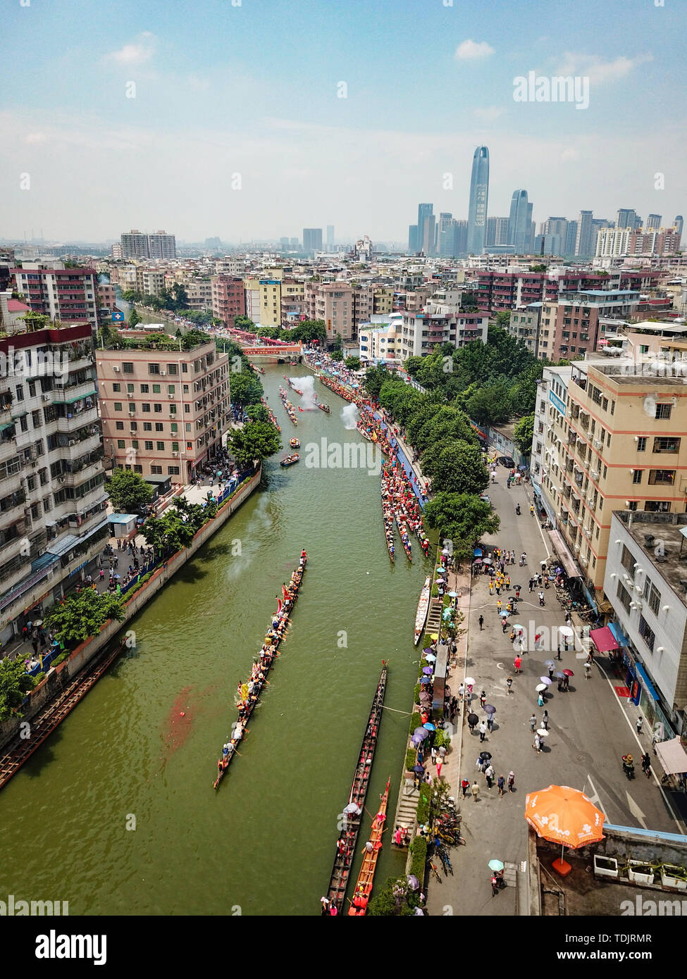 Il 16 giugno 2018, CEPI, distretto di Tianhe, Guangzhou, Dragon Boat Festival Dragon Boat Festival (Chujing) parade. Che Pei village dragon boat, è un tipico rappresentante della Guangfu dragon boat cultura. Il cosiddetto " Chiu Jing " che è, invitando il dragon boat squadre di ogni villaggio al villaggio designato al tempo stabilito. " Vai, relativo. " Questa usanza ha una storia di più di cento anni. Giornata di reclutamento, Gong e tamburi sono rumorosi, ci sono molti spettatori, molto vivace! Foto Stock