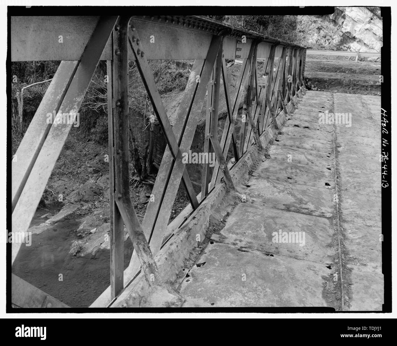 Dettaglio obliqua del all'interno del traliccio ORIENTALE, IL SUO FONDO diagonali e la cupola di metallo di foglio piatto. - Puente Rio Hondo, Spanning Hondo Fiume sulla strada PR 156, Barrio Rio Hondo, Comerio, Comerio Municipio, PR; De Campos, Miguel Martinez; Belge, Belgio; Nones, Rafael; Hill, E H; Calloway, Debora, trasmettitore; Pumarada-O'Neill, Luis, storico Foto Stock