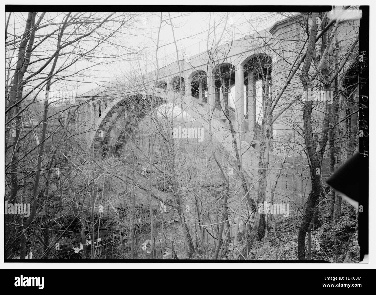 Prospettiva obliqua, CERCANDO NW da argine orientale. - Harrison Avenue bridge spanning Roaring Brook e Scranton Central Expressway (Statale Route 3022) a Harrison Avenue (Statale Route 6011), Scranton, Lackawanna County, PA; Scranton Dipartimento delle Opere Pubbliche; DeLony, Eric N, project manager; Pennsylvania Department of Transportation, sponsor; Pennsylvania Historical and Museum Commission, sponsor; Spivey, Justin M, storico; Lowe, Jet, fotografo Foto Stock