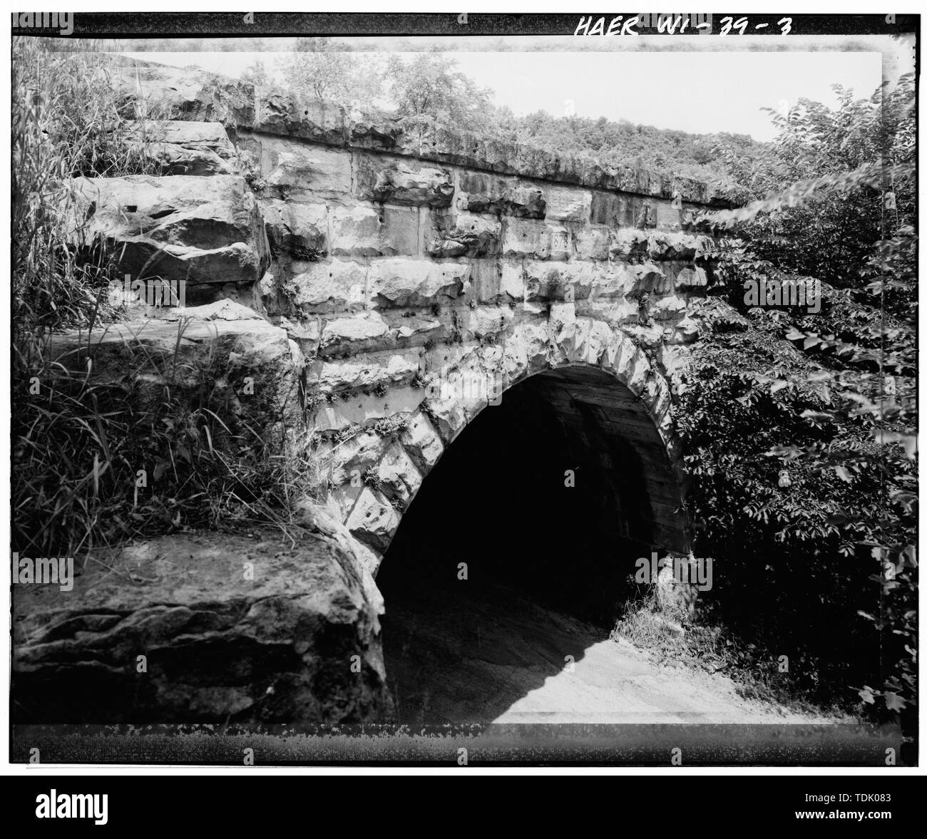 Vista obliqua del ponte dalla battuta a gradino, guardando verso nord-ovest - Chicago e North Western Railway Bridge n. 344, Spanning Goette Road, Merrimac, Sauk County, WI Foto Stock