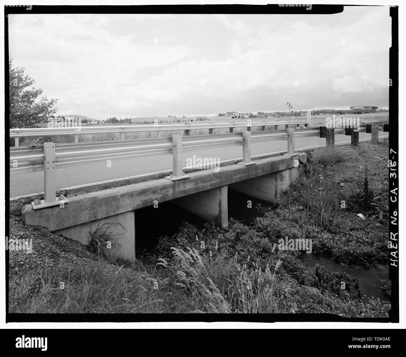 Vista obliqua del canale sotterraneo sotto LATROBE Road a ovest della roccia bianca RD. Intersezione; vista verso sud-ovest. - Strada Placerville, White Rock Road tra Clarksville e White Rock, El Dorado Hills, El Dorado County, CA Foto Stock
