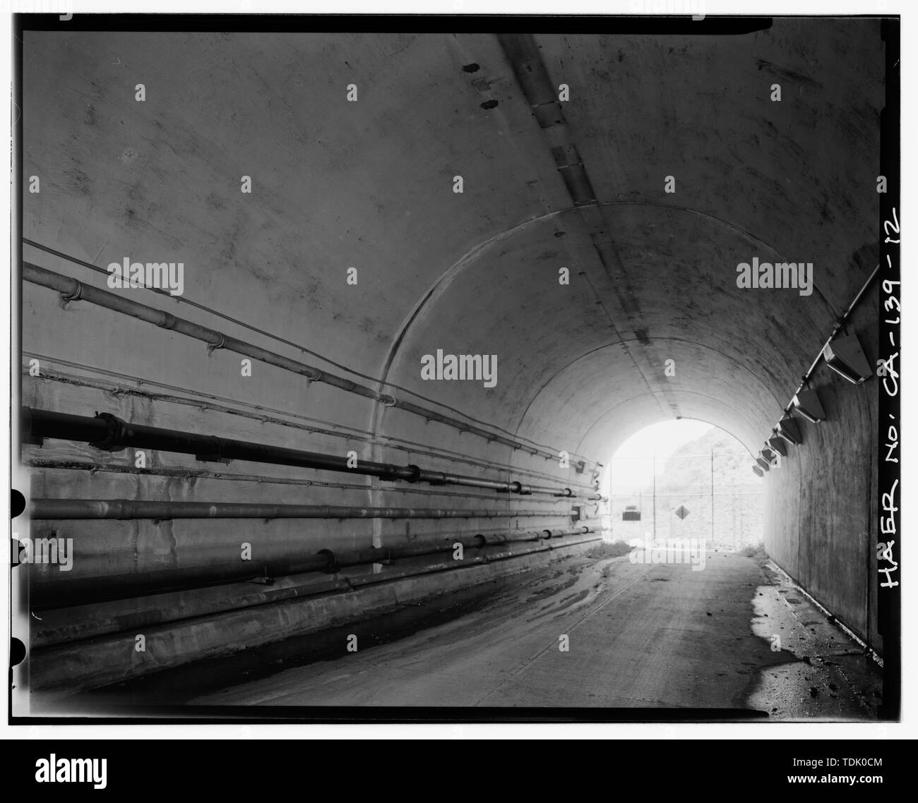 Vista obliqua di East End di tunnel al portale, guardando a nord-est. - Forti Baker-Barry Tunnel, sotto il punto di Lime Ridge su strada Bunker, Sausalito, Marin County, CA Foto Stock