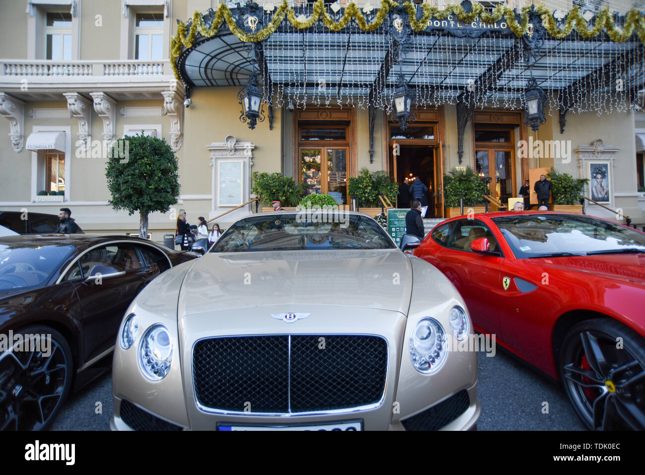 Supercars al di fuori del casino di MONTECARLO Foto Stock