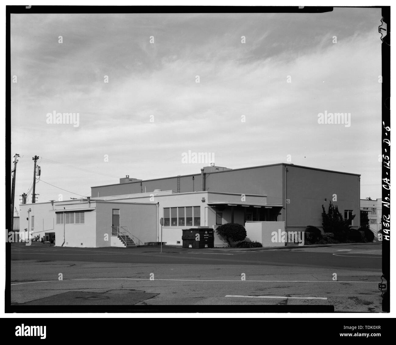 Vista obliqua del sud e est facce. La spazio di refrigerazione sporgenti dal lato sud dell'edificio è stato aggiunto nel marzo 1944. - Oakland Army Base, privato scambio caff, Bataan Avenue e Attu Street, di fronte Post Quartier Generale di Oakland, contea di Alameda, CA Foto Stock