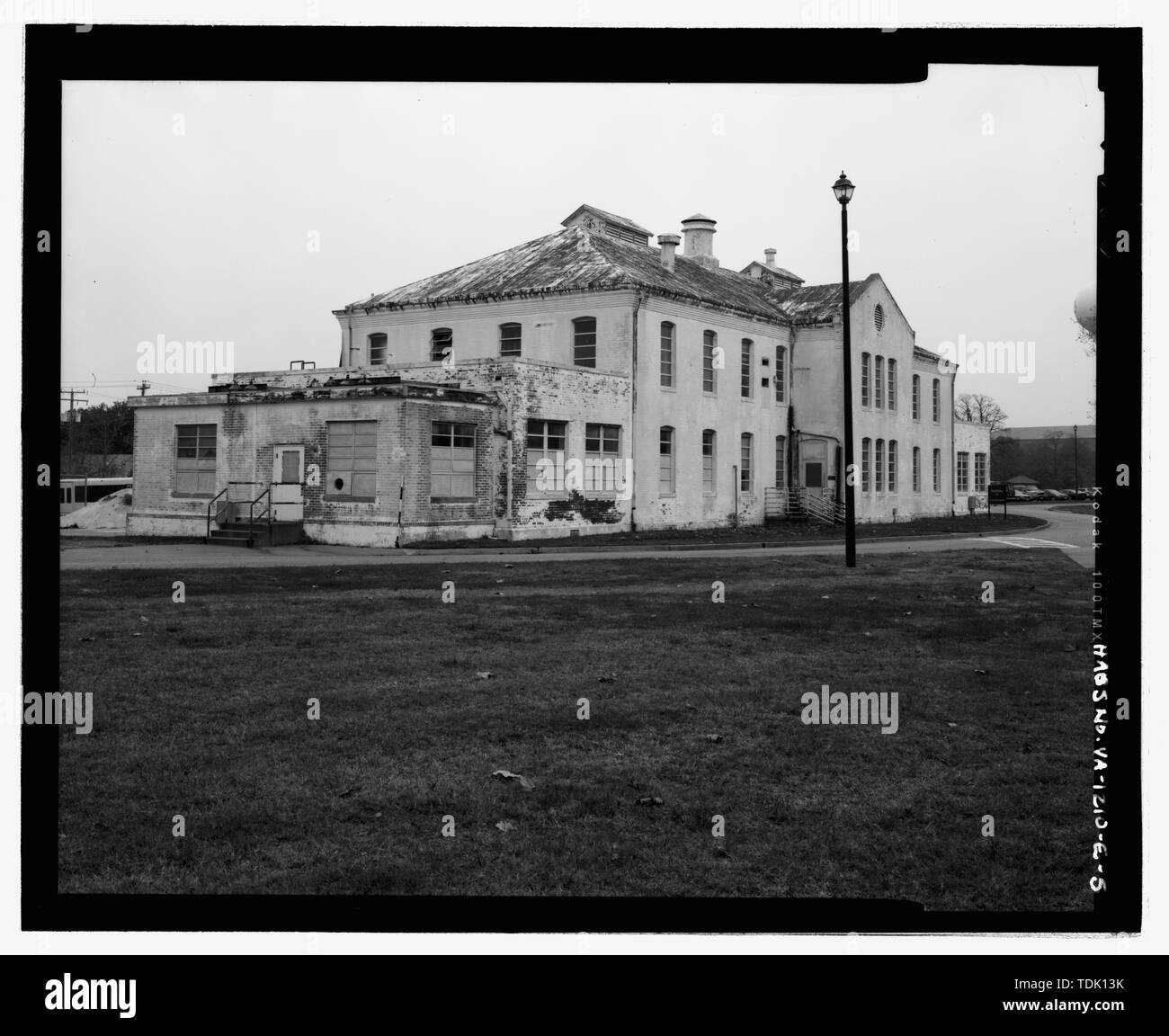 Vista obliqua del lato sud-ovest e sud-est di facciata 13 rivolto a nord. - Ramo meridionale del National Home for Disabled Volunteer soldati, edificio 13, Harris Avenue in corrispondenza della sua intersezione di Nero Avenue e Woodfin Street, Hampton, Hampton, VA; Hotlzclaw, Charles Taylor, architetto; U.S. Reparto degli affari di veterani Foto Stock