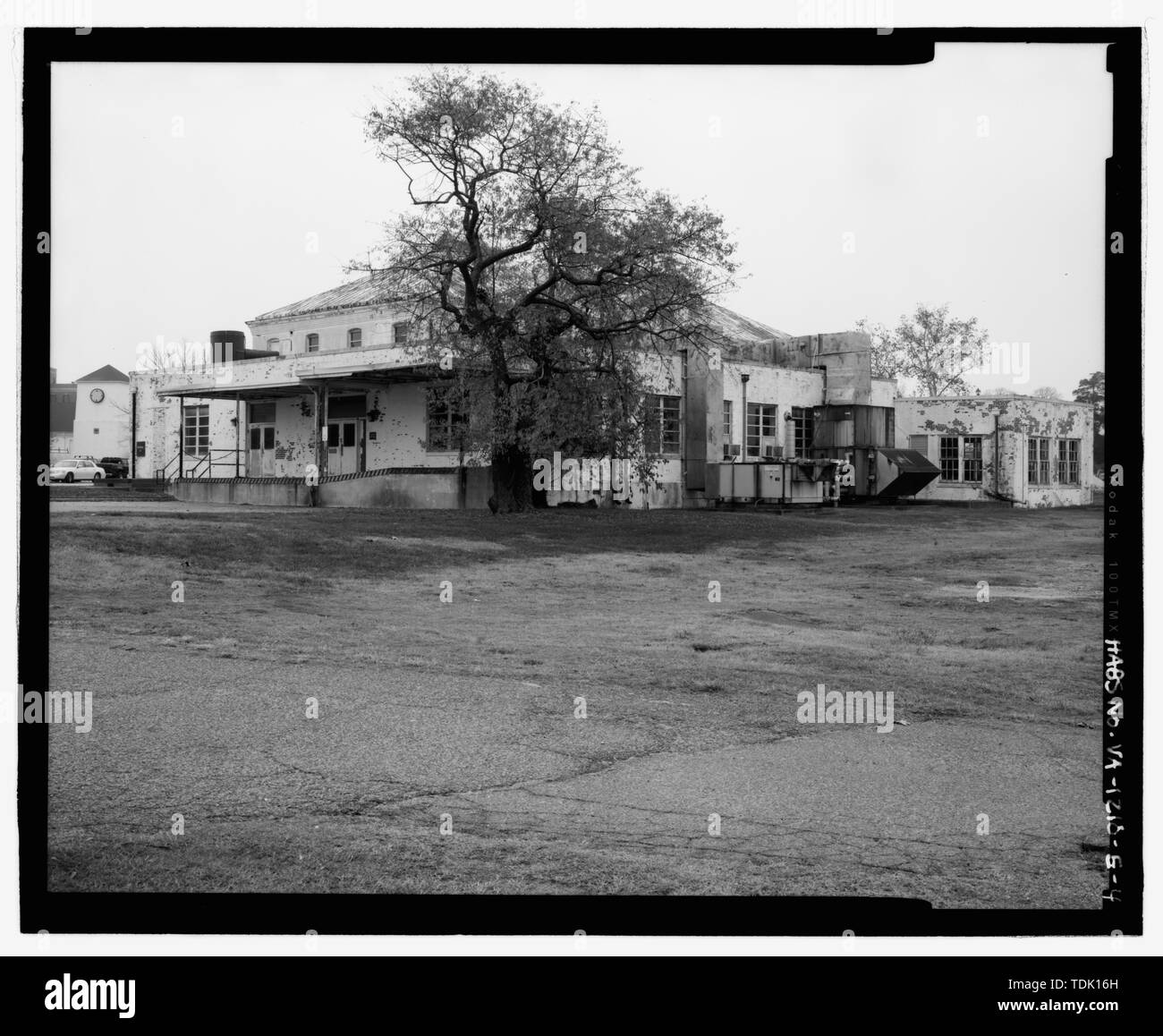 Vista obliqua del lato nord-est e nord-est retro dell'edificio 13, rivolta a sud. - Ramo meridionale del National Home for Disabled Volunteer soldati, edificio 13, Harris Avenue in corrispondenza della sua intersezione di Nero Avenue e Woodfin Street, Hampton, Hampton, VA; Hotlzclaw, Charles Taylor, architetto; U.S. Reparto degli affari di veterani Foto Stock