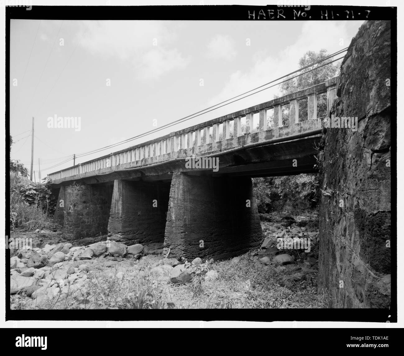 Vista obliqua del parapetto a monte; guardando ad est. - Waiohonu bridge spanning Waiohonu Stream su Hana Highway (Contea di percorso 31), Puuiki, Maui County, HI Foto Stock