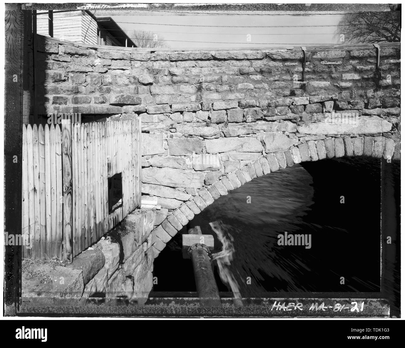 Vista obliqua del lato ovest del ponte, che mostra il doppio archi di pietra, guardando a sud-est - Choate bridge spanning Ipswich River a South Main Street, Ipswich, Essex County, MA; Choate , John; morse, George Foto Stock