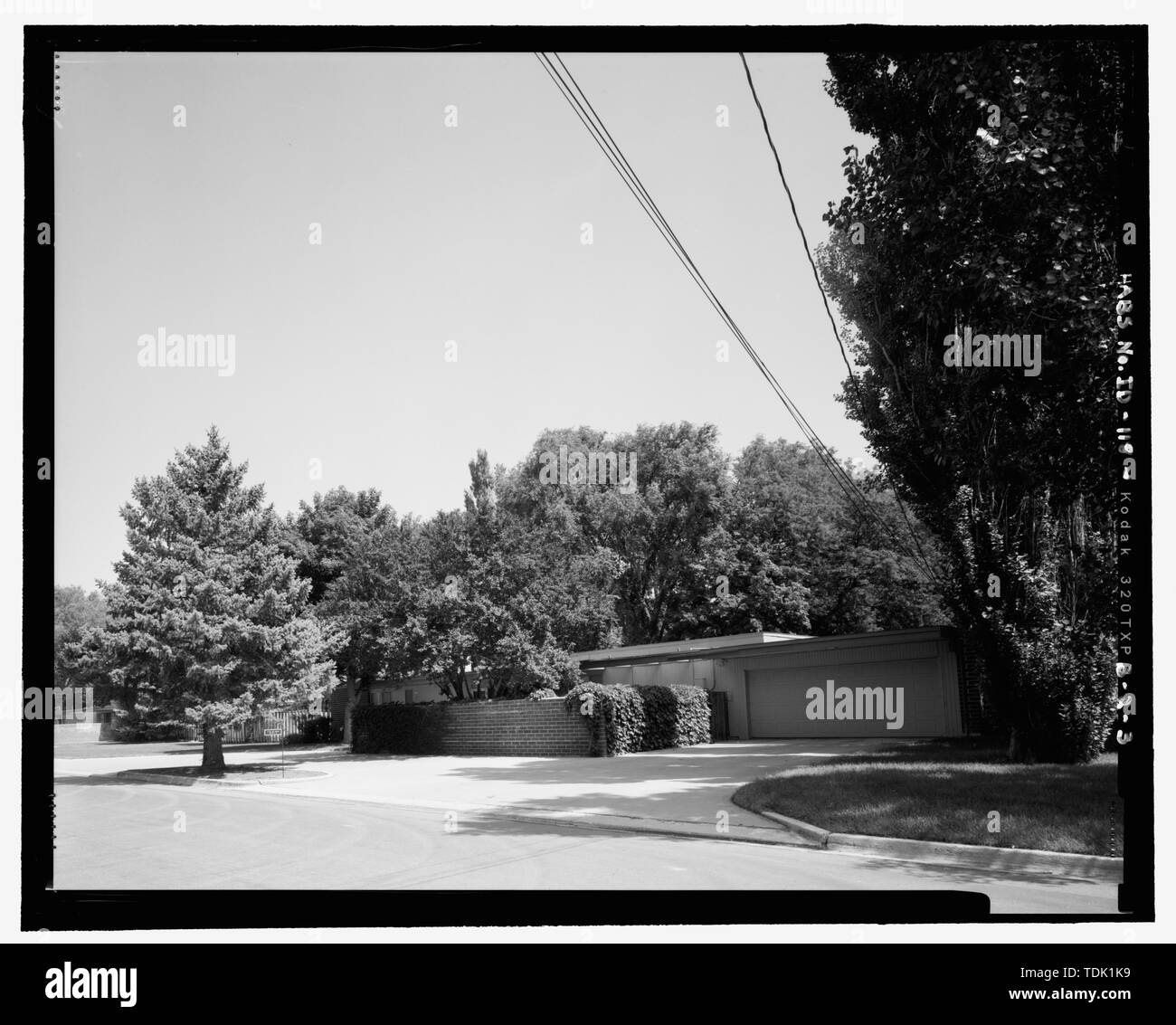 Vista obliqua, in alzato frontale, guardando ad Est - Montagna Home Air Force Base 1958 gli alti ufficiali' alloggiamento, commander's Residence, Tuck Street, casa di montagna, Elmore County, ID Foto Stock