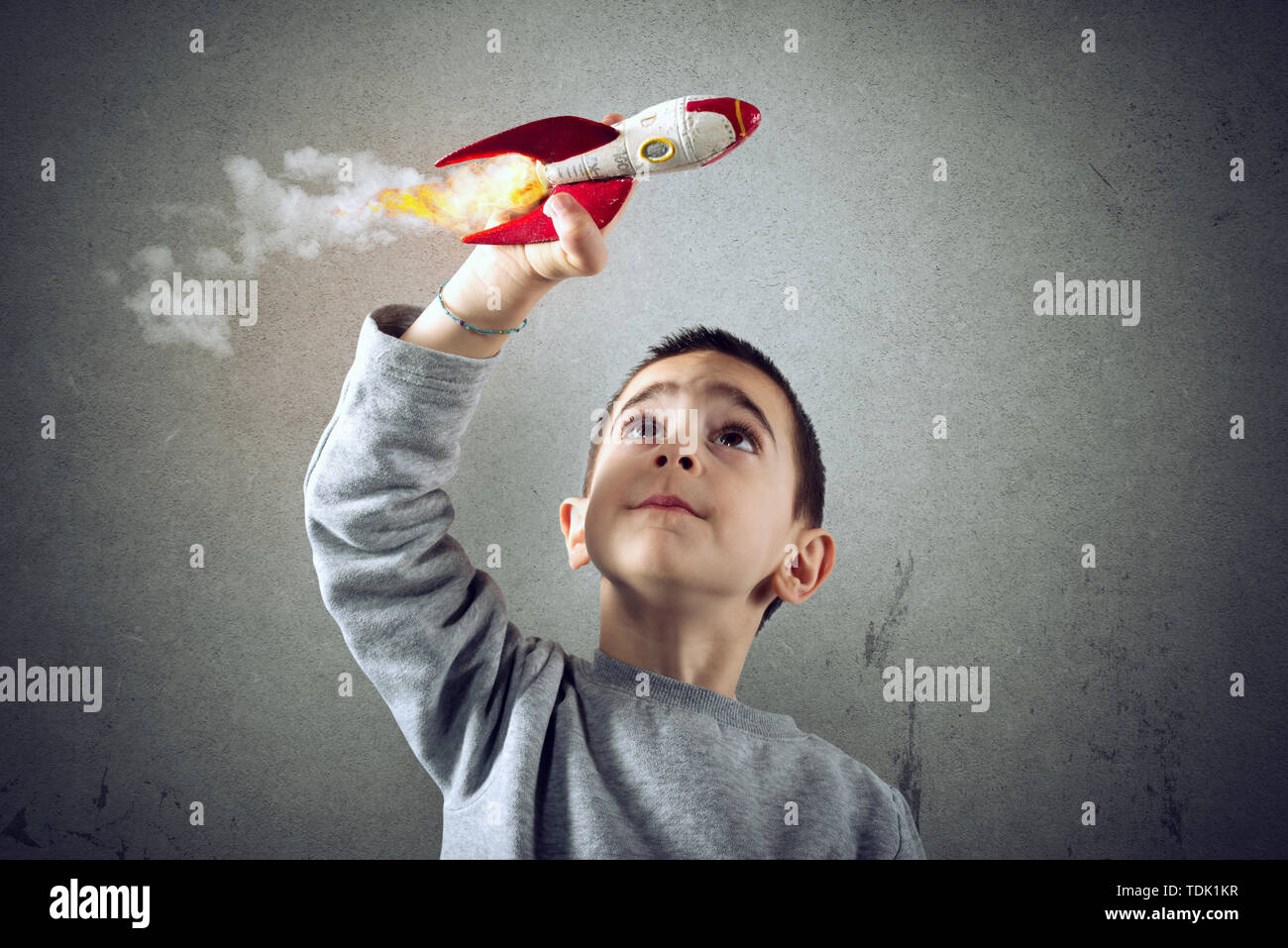 Bambino gioca con un razzo. Concetto di fantasia Foto Stock