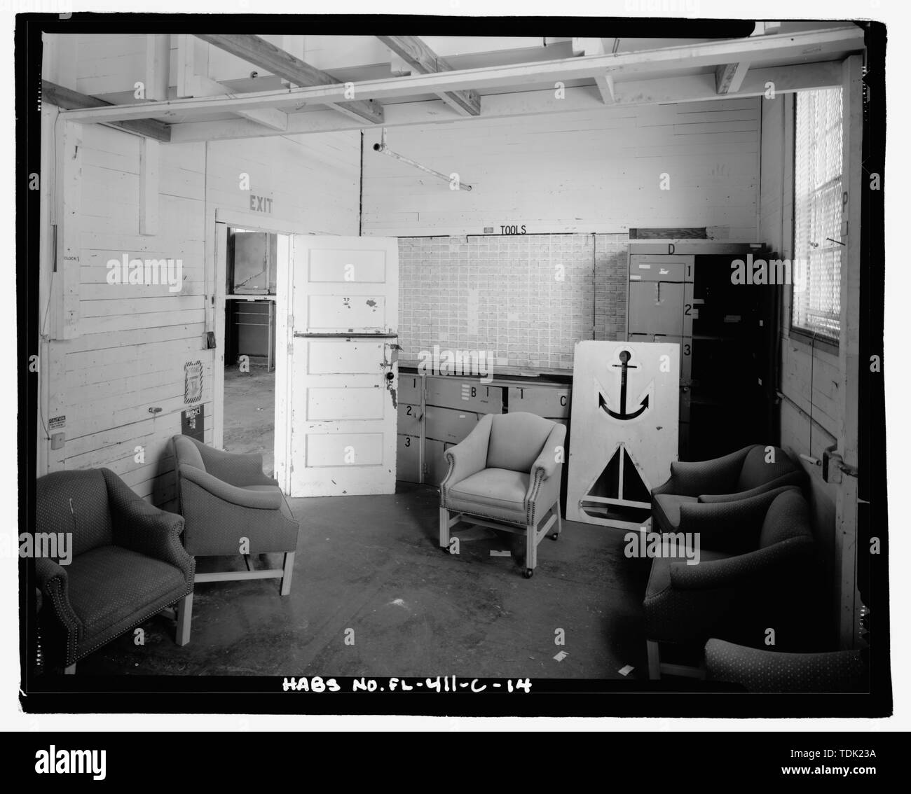 Ufficio interno, angolo sud-ovest, guardando ad Est - Eglin Air Force Base, Officine motori, a nord-ovest di Flager Road, Chisk Lane e il bordo meridionale del Bayou settimanale, Valparaiso, Okala County, FL Foto Stock