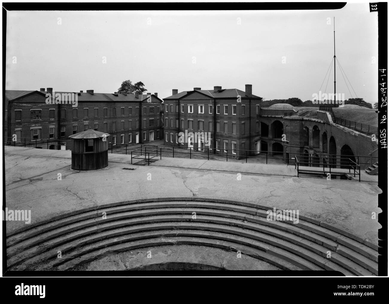 Degli ufficiali di quarti e caserma, guardando a nord-est da GUNPIT - Fort Delaware, pisello Isola di patch, Delaware City, New Castle County, DE Foto Stock