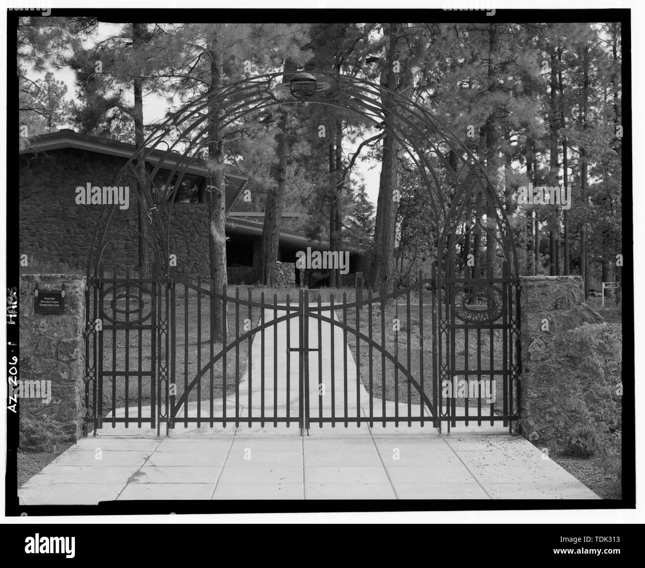 Vecchia strada di accesso al centro, NEW ROAD E IL CENTRO VISITATORI DI SINISTRA, guardando verso nord-ovest - l'Osservatorio Lowell, 1400 West Mars Hill Road, Flagstaff, Coconino County, AZ Foto Stock