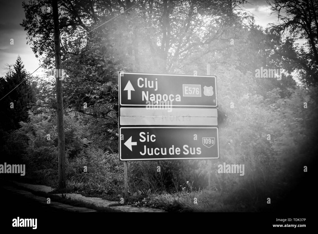 Jucu, Romania - Sep 26, 2013: romeno autostrada con strada segno dotate quasi visibile segno di nokia Nokia dopo la Finlandia ha chiuso la fabbrica vicino a Cluj nel 2011 Foto Stock