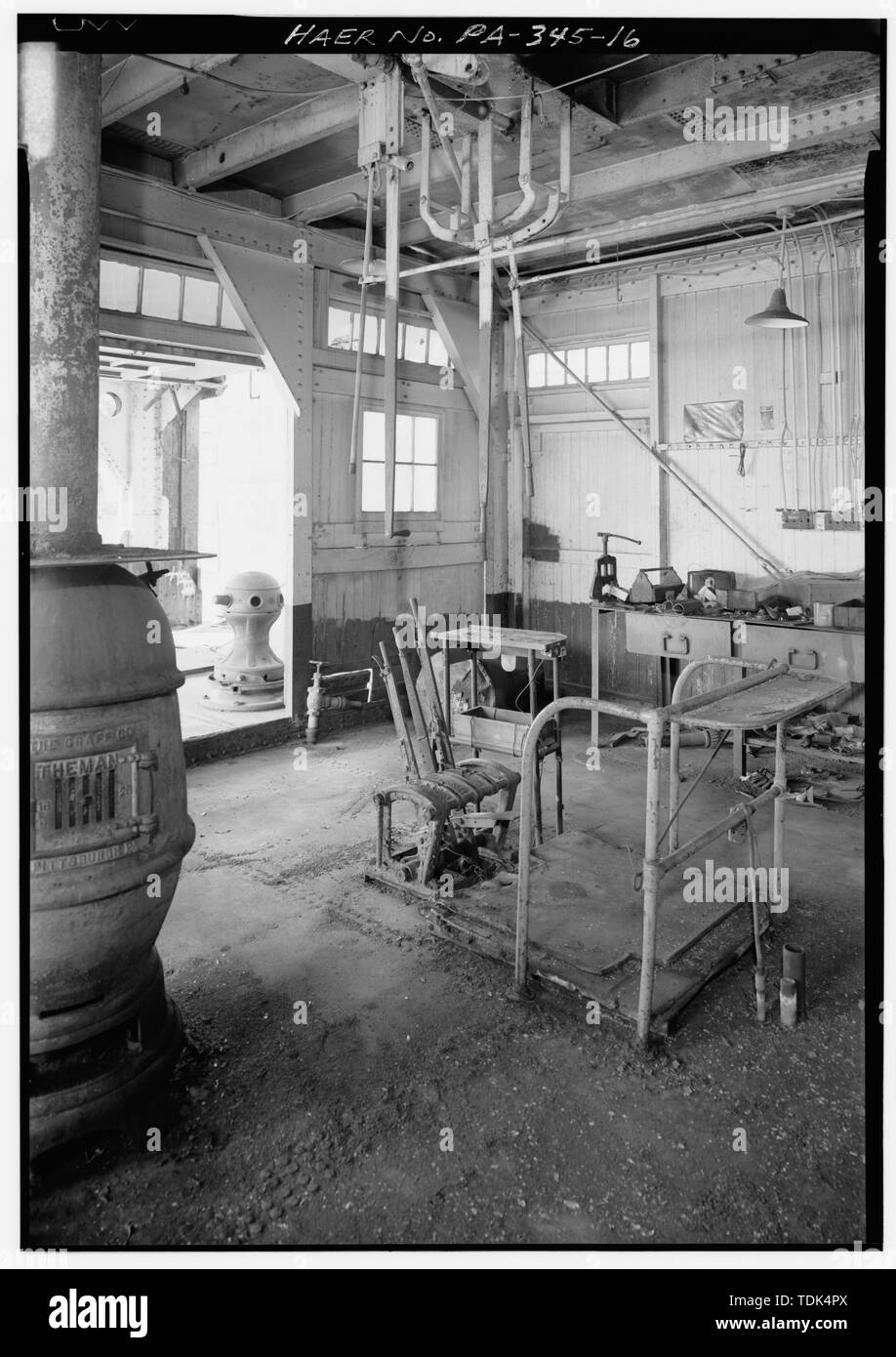 Supporto dell'operatore. L'operatore si fermò tra le ringhiere e controllato le operazioni di dragaggio mediante due leve dal soffitto, tre livelli sul pavimento e due piano PEDDLES. Mano destra comandato SHOT GUN SWINGER (braccio spostare verso destra quando è spinta in avanti, a sinistra quando viene tirato indietro e, se fortunati, arrestata quando in posizione centrale). Lato sinistro della valvola a farfalla controllata. Leva del pavimento e il pavimento PEDDLE sulla sinistra controllato la linea di supporto l'attrito. La leva intermedia e peddle, bloccata nel pavimento controllato il paranco principale attrito. La leva a destra comandato la valvola di scarico del cilindro. - Dragare CINCINNATI ormeggiata sul Fiume Ohio a piedi Foto Stock
