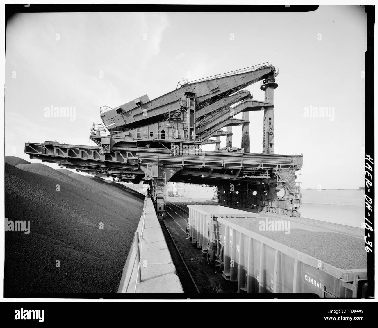 DOCK di minerale, guardando ad ovest. Scaricatori HULETT attendono la prossima barca di minerale. Dalla fine dell'inverno, il minerale piazzale di stoccaggio SI VEDE A SINISTRA SARANNO ESAURITE. - Pennsylvania minerale ferroviaria Dock, il Lago Erie a Isola di whiskey, circa 1,5 miglia a ovest di Piazza, Cleveland, Cuyahoga County, OH Foto Stock