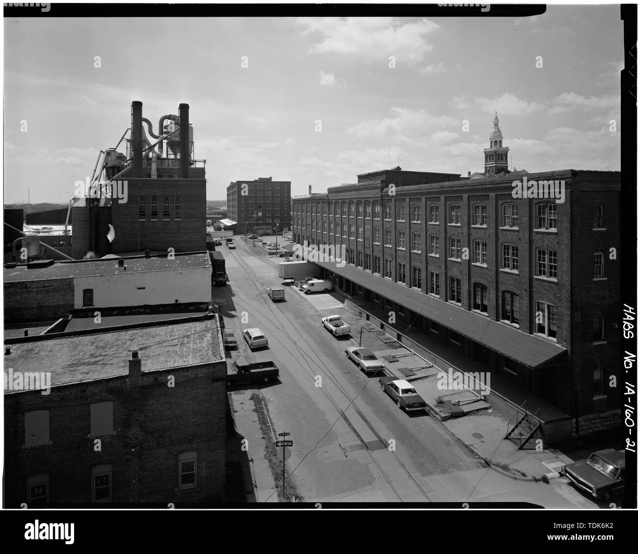 Vista complessiva del blocco 800 di Jackson Street, con le principali città di opere in ferro in primo piano a sinistra e FARLEY E LOETSCHER MANUFACTURING COMPANY FABBRICA IN PRIMO PIANO A DESTRA. Vista verso sud. - Dubuque edifici commerciali e industriali, Dubuque, Dubuque County, IA Foto Stock