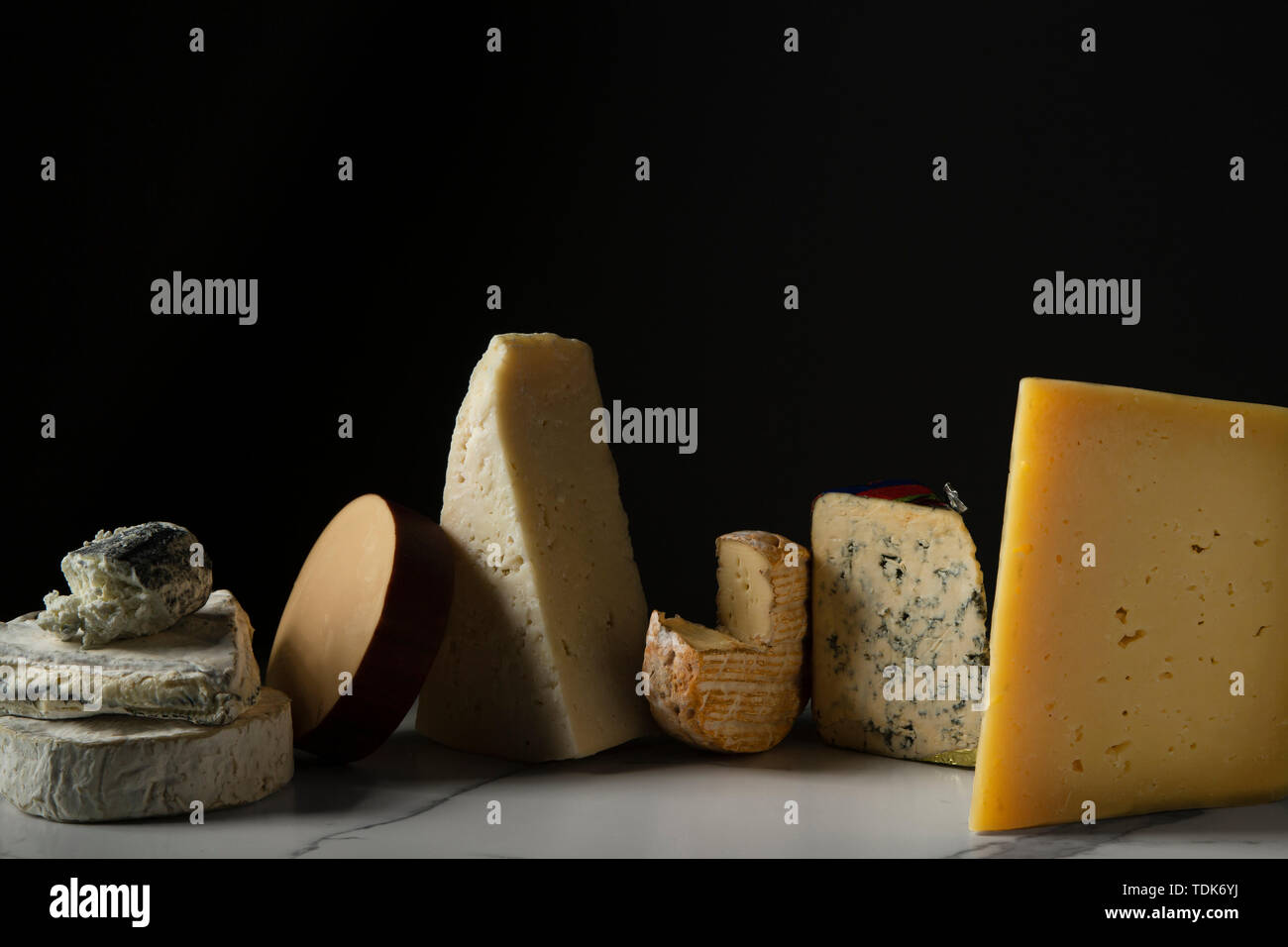 Una selezione di formaggi su un marmo la superficie della piastrella. Foto Stock
