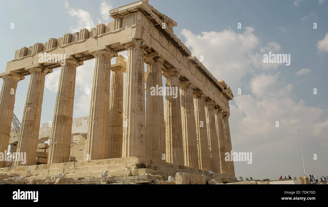 Bassa angolazione del Partenone all Acropoli di Atene in Grecia Foto Stock