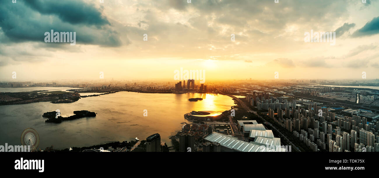 Una vista panoramica della città di Parco Industriale Suzhou al tramonto Foto Stock