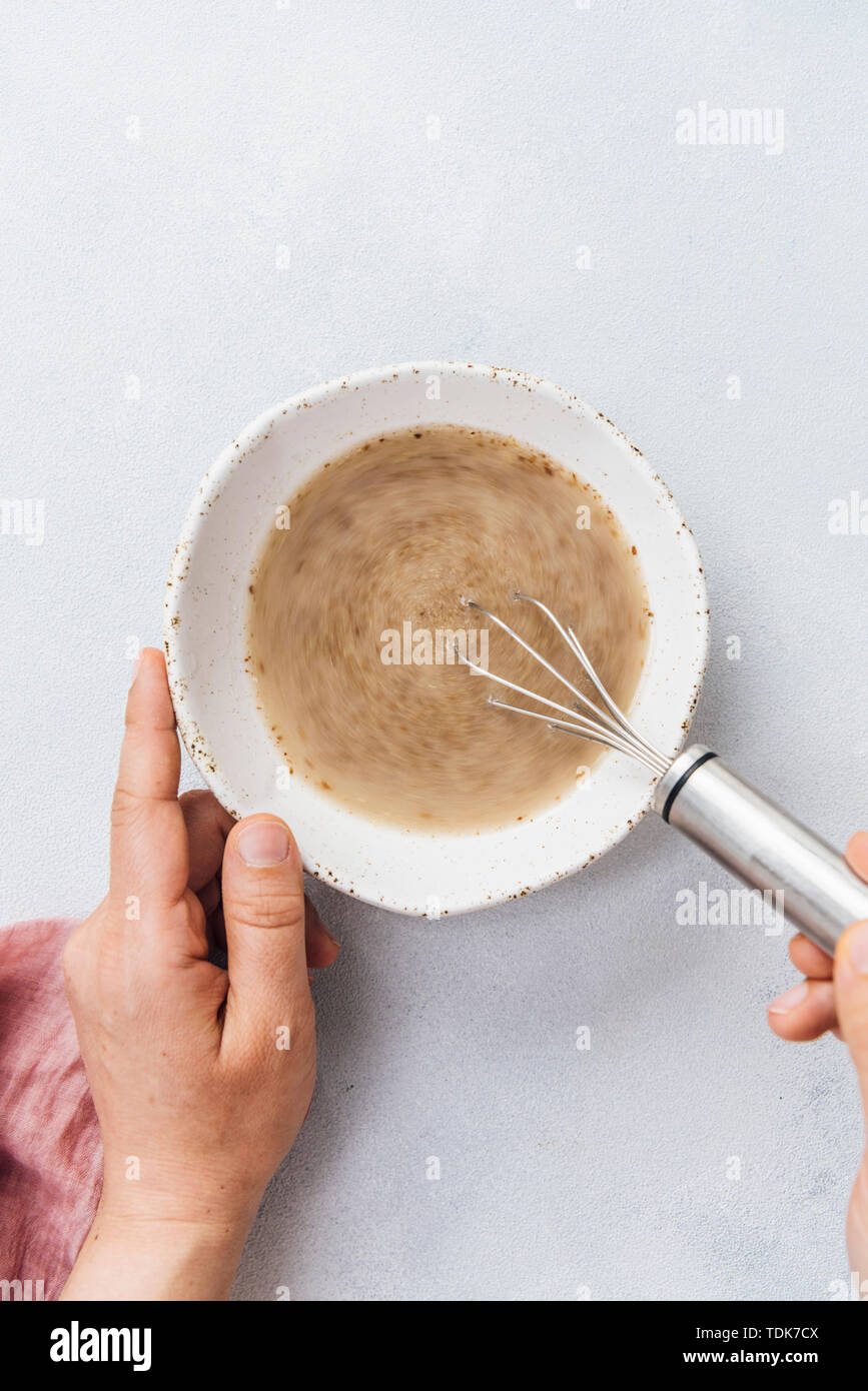 Donna che fa il lino uovo utilizzando farina di lino e acqua. Foto Stock