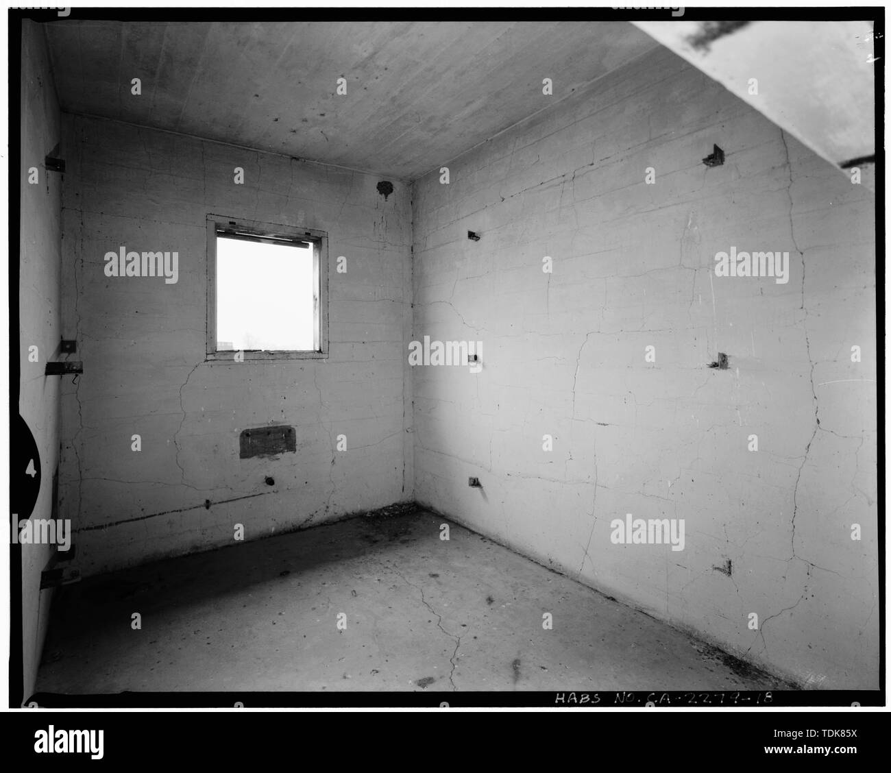 Oblique, tipica cella (sud cellule) dalla porta; vista verso sud, 65mm lente con flash elettronico illuminazione. - Tule Lake Progetto Carcere, Post miglio 44.85, State Route 139, Newell, Modoc County, CA Foto Stock
