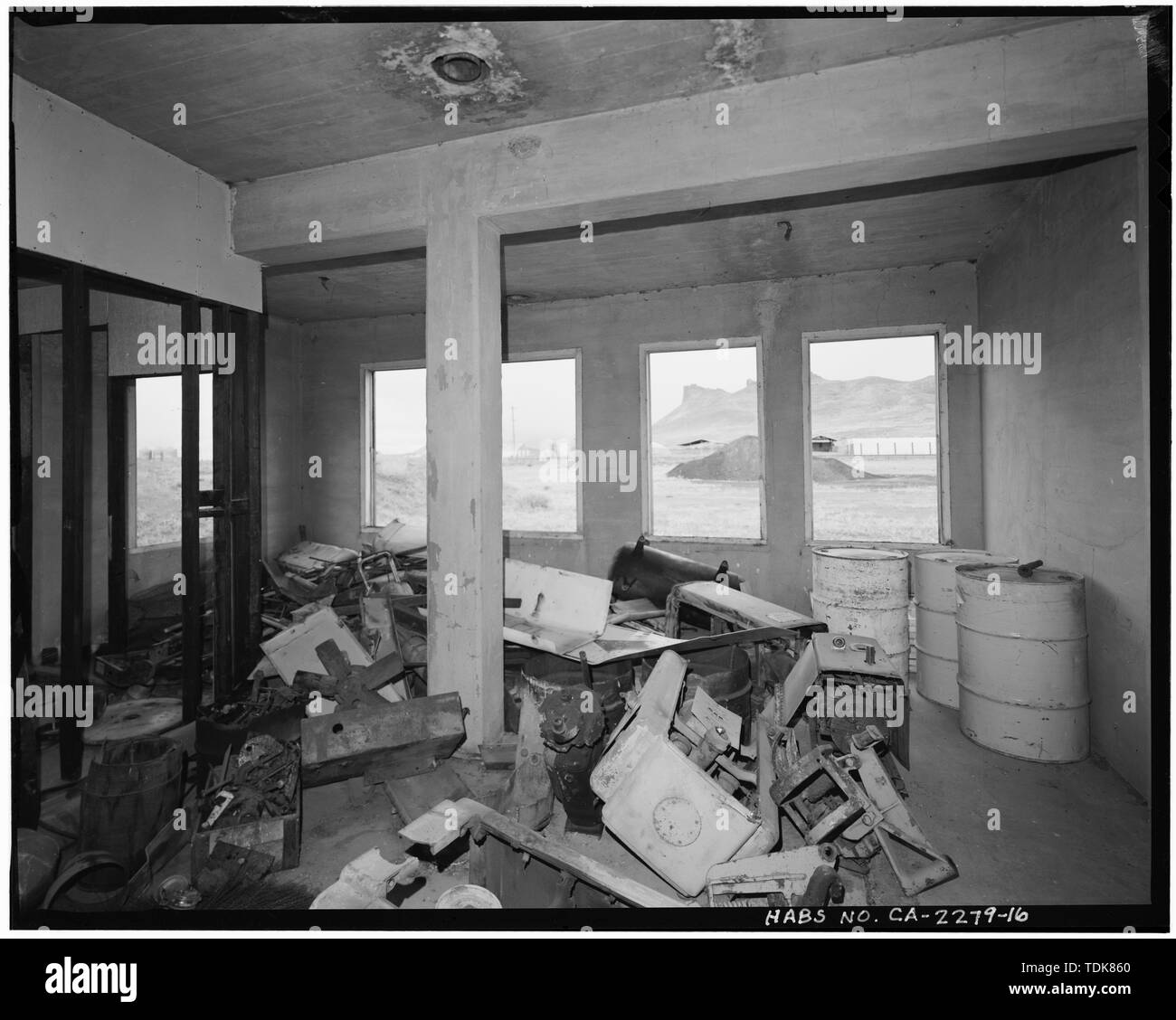 Obliqua, quarti di guardia; cabine doccia a sinistra; la vista a sud-sud-ovest, 65mm lente con flash elettronico illuminazione. - Tule Lake Progetto Carcere, Post miglio 44.85, State Route 139, Newell, Modoc County, CA Foto Stock
