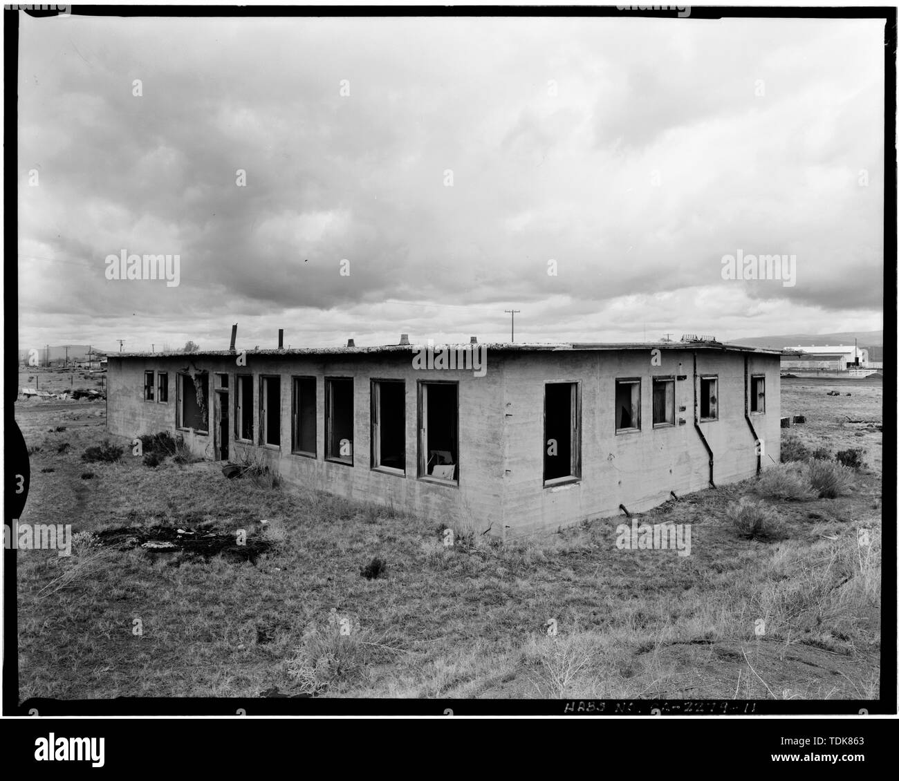 Oblique, sud-est e sud-ovest facciate; vista verso nord, 90mm lente. - Tule Lake Progetto Carcere, Post miglio 44.85, State Route 139, Newell, Modoc County, CA Foto Stock