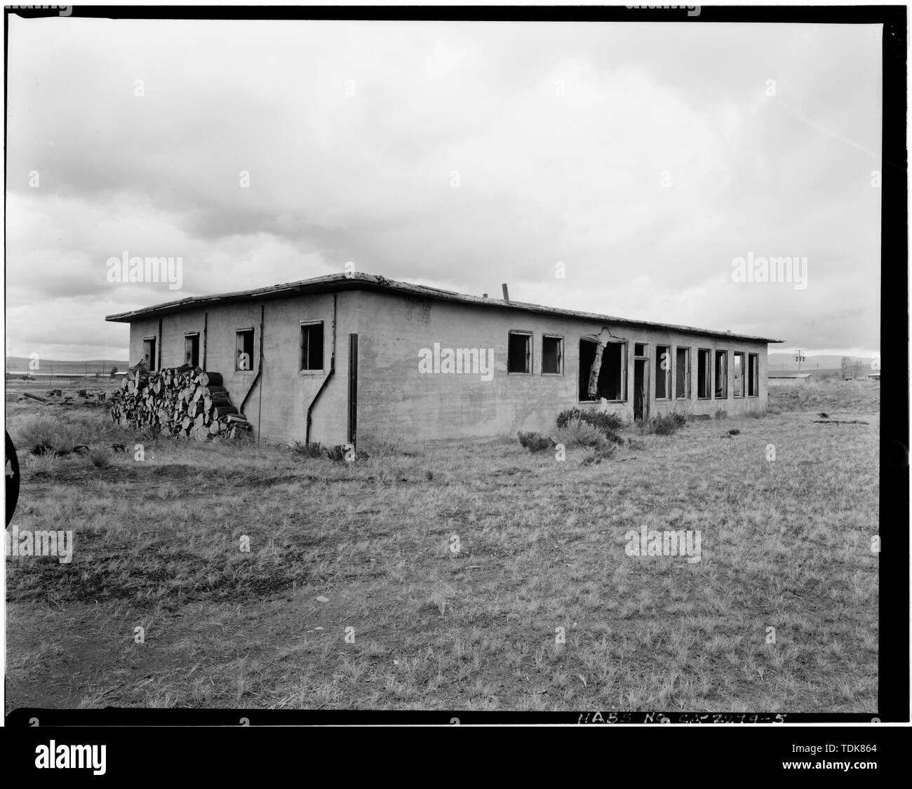 Obliqua, a sud-ovest e nord-ovest facciate; vista dell oriente, 90mm lente. - Tule Lake Progetto Carcere, Post miglio 44.85, State Route 139, Newell, Modoc County, CA Foto Stock