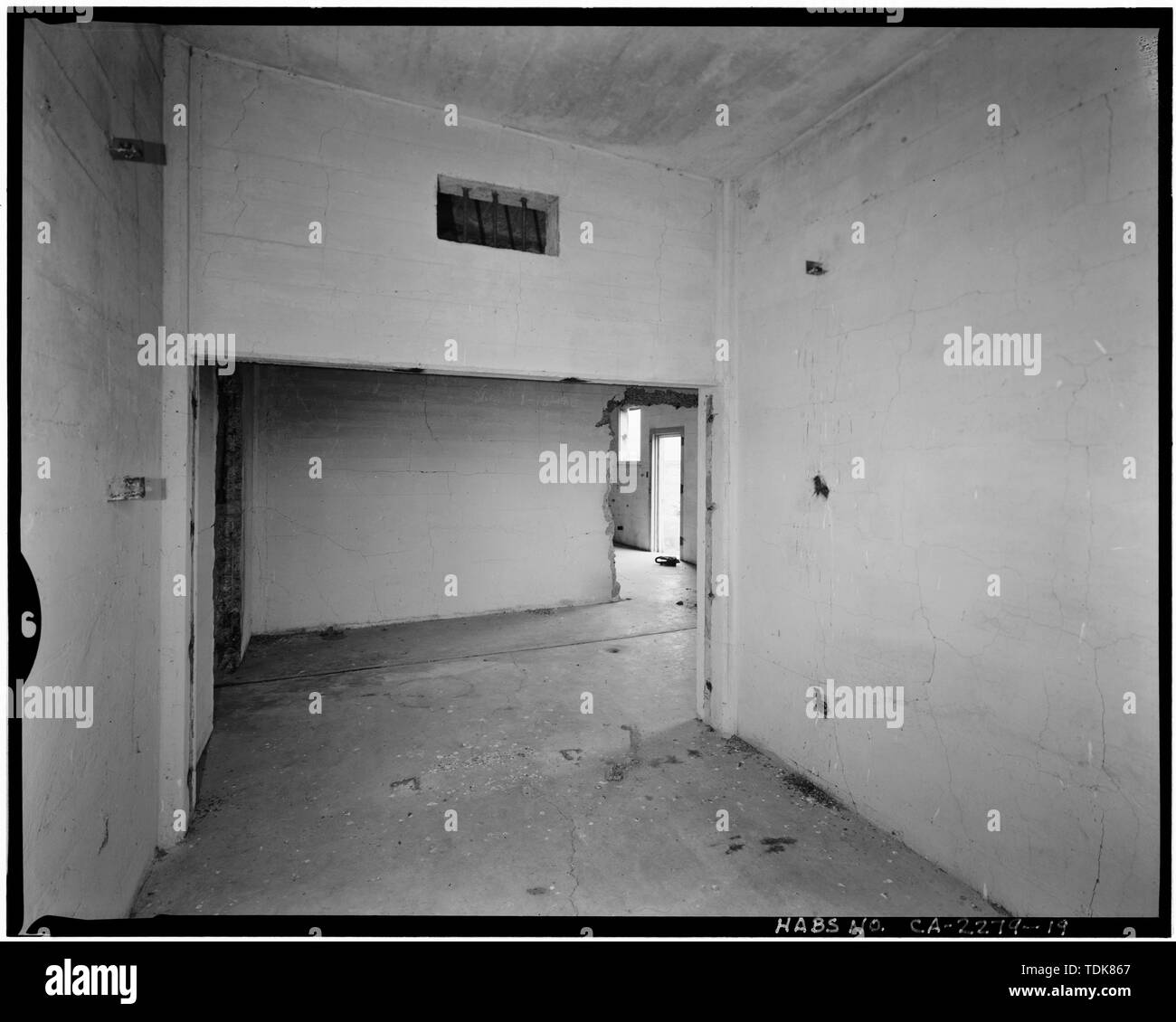 Oblique, tipica cella (sud cellule) dalla parte posteriore della cella; vista verso nord, 65mm lente con flash elettronico illuminazione. - Tule Lake Progetto Carcere, Post miglio 44.85, State Route 139, Newell, Modoc County, CA Foto Stock