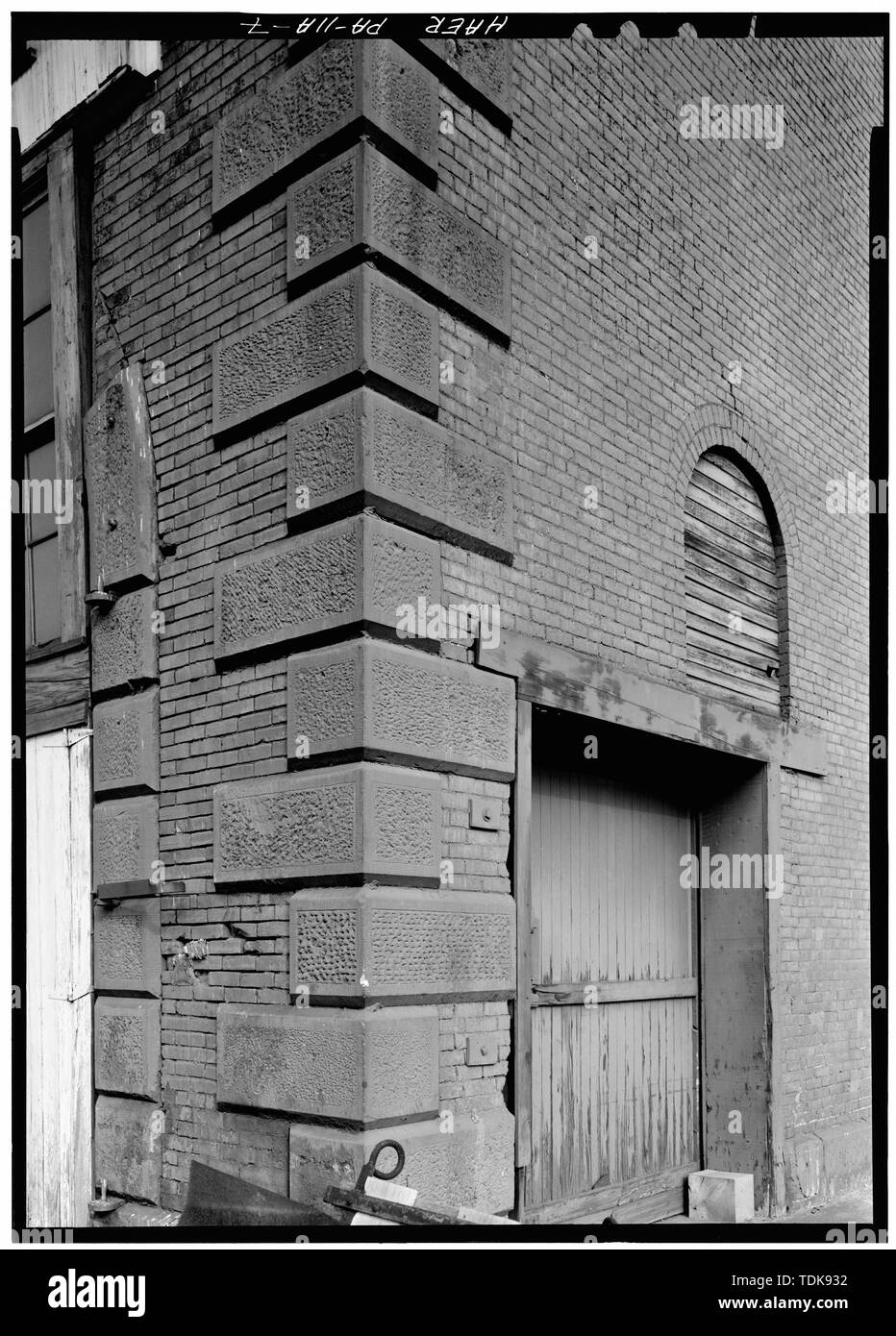 Ottobre 1972. Dettaglio di conci in angolo sud-est. - Oceano Atlantico e Great Western Railroad, Meadville nelle officine di riparazione, la macchina e la formatura di Shop, sponda est del francese Creek, 1000 piedi a sud di Spring Street, Meadville, Crawford County, PA Foto Stock