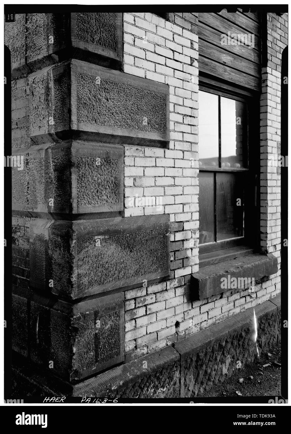 Ottobre 1972. Dettaglio dei conci sull'angolo sudoccidentale della facciata sud. - Oceano Atlantico e Great Western Railroad, Meadville nelle officine di riparazione, negozio di fabbro, la sponda est del francese Creek, 800 metri a sud di Spring Street, Meadville, Crawford County, PA Foto Stock