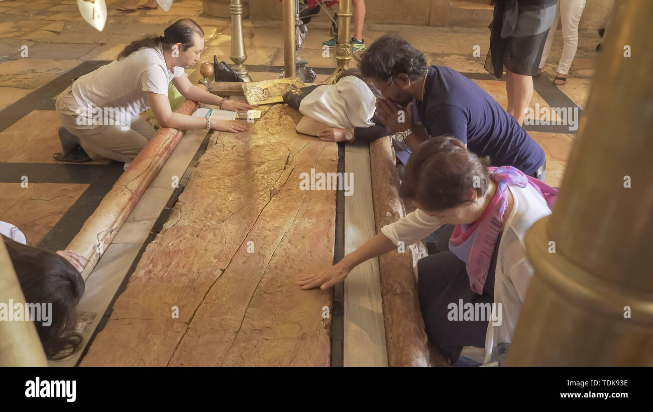 Gerusalemme, Israele- SETTEMBRE, 20, 2016: visitatori pregare in pietra dell'unzione nella chiesa del Santo Sepolcro a Gerusalemme, Israele Foto Stock