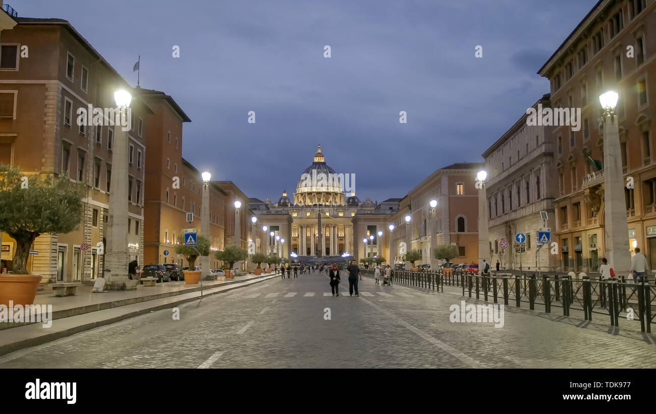 Roma, Italia- SETTEMBRE, 6, 2016: night shot della basilica di san pietro da via Conciliazione a Roma senza traffico Foto Stock