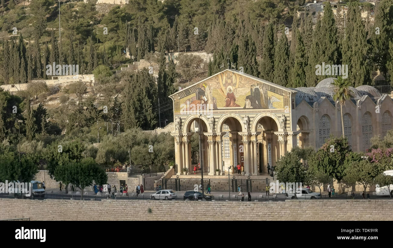 Pomeriggio Vista della chiesa di tutte le nazioni nel giardino del Getsemani in Gerusalemme, Israele Foto Stock