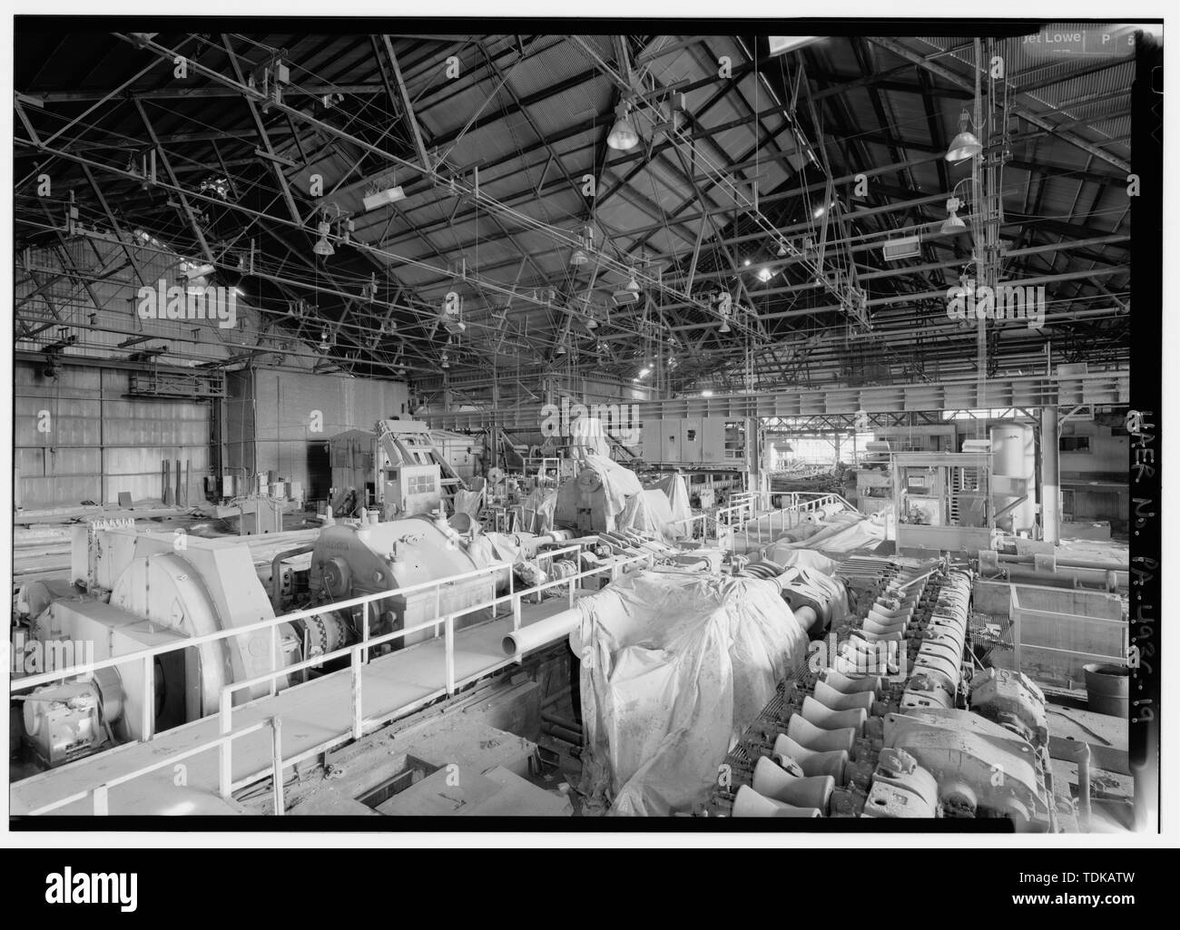 Una delle poche aree intatte del laminatoio, che mostra le apparecchiature lasciate dal tubo e tubo costituente negli anni settanta e ottanta. Phoenix - Società di ferro, il laminatoio, a nord di Francese Creek, a ovest di Fairview Avenue, Phoenixville, Chester County, PA; DeLony, Eric N, project manager; Pennsylvania Department of Transportation, sponsor; Pennsylvania Historical and Museum Commission, sponsor; Lowe, Jet, fotografo Foto Stock