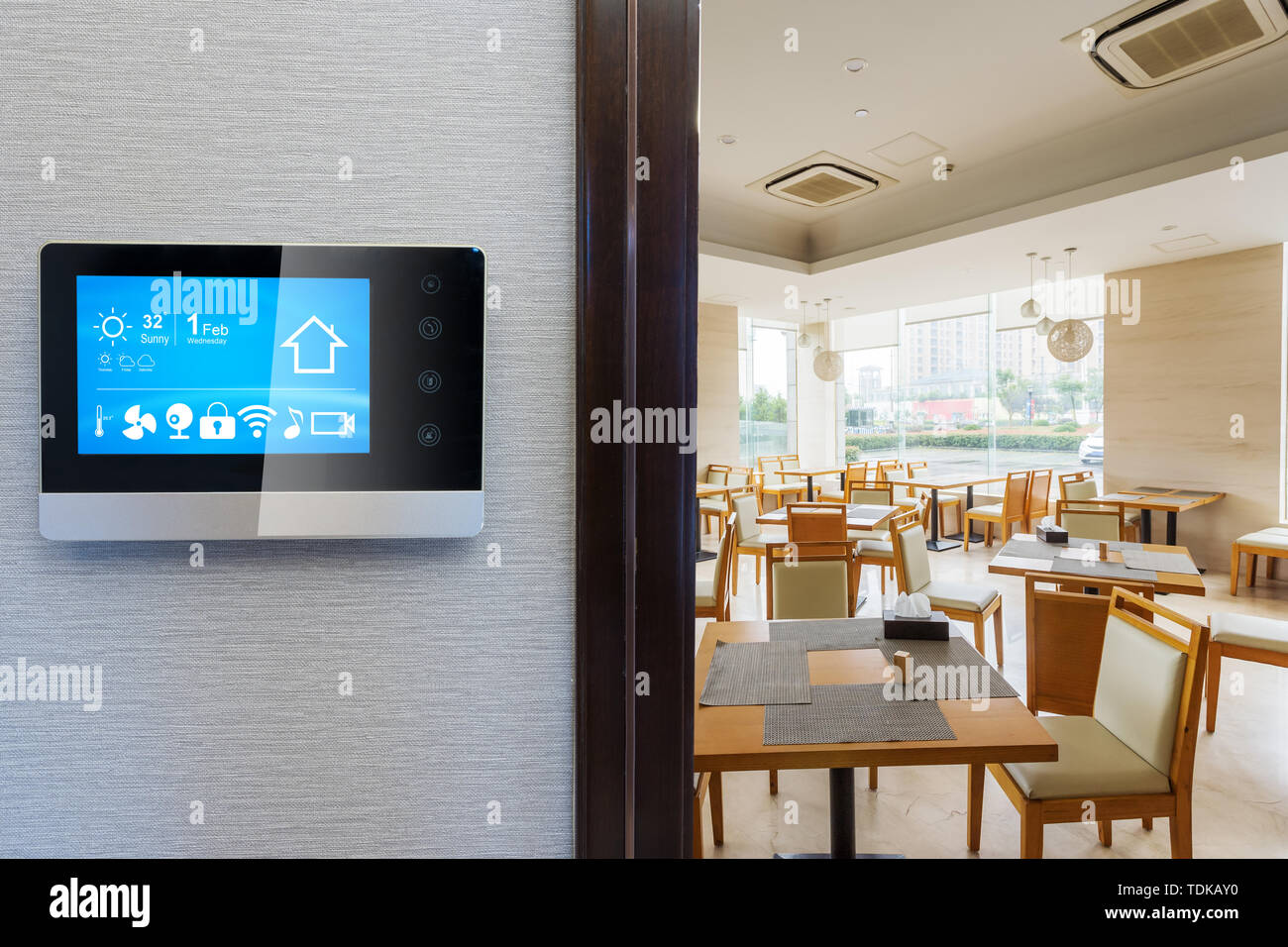 Smart screen con smart home e moderna caffetteria dell hotel Foto Stock