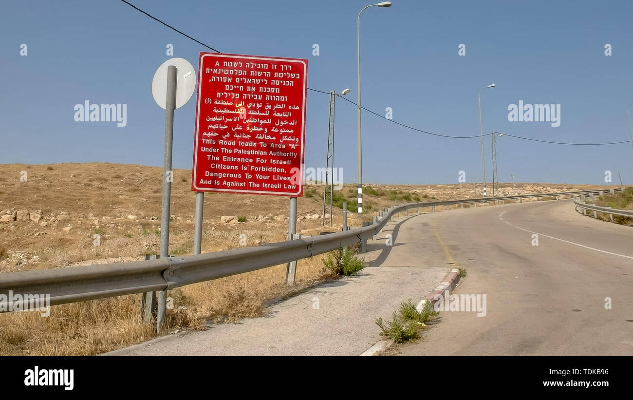 Un segno di entrata dal lato di una strada per il territorio palestinese Foto Stock