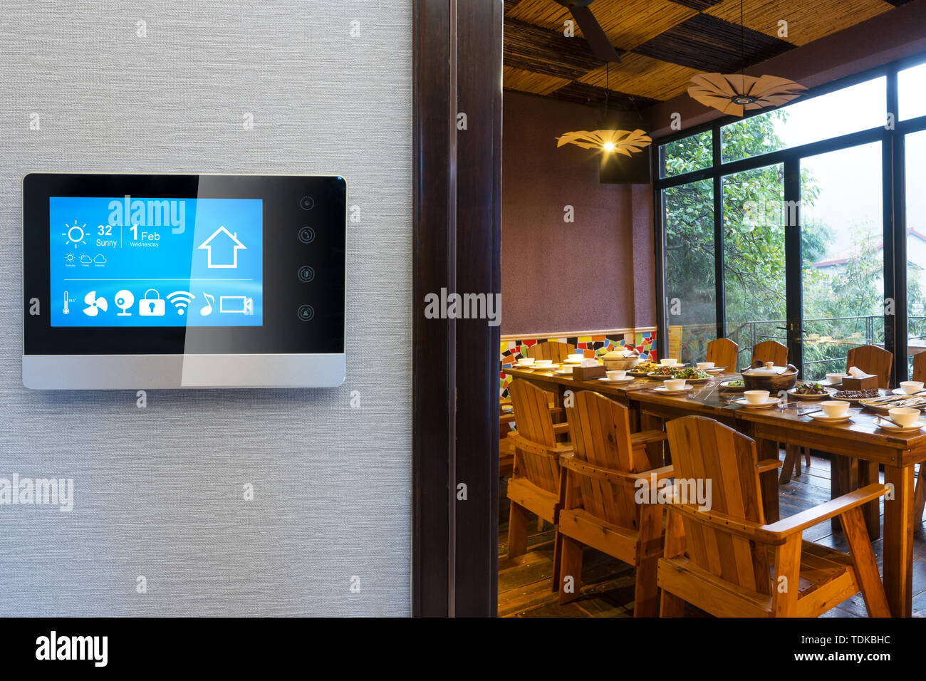 Smart screen con casa intelligente e moderno ristorante in hotel moderno Foto Stock