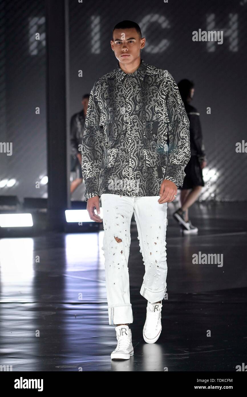 Milano, Italia. 16 Giugno, 2019. La Fashion Week di Milano Moda Uomo  primavera estate 2020. John Richmond sfilata di moda nella foto: modello  Credit: Indipendente Agenzia fotografica/Alamy Live News Foto stock - Alamy