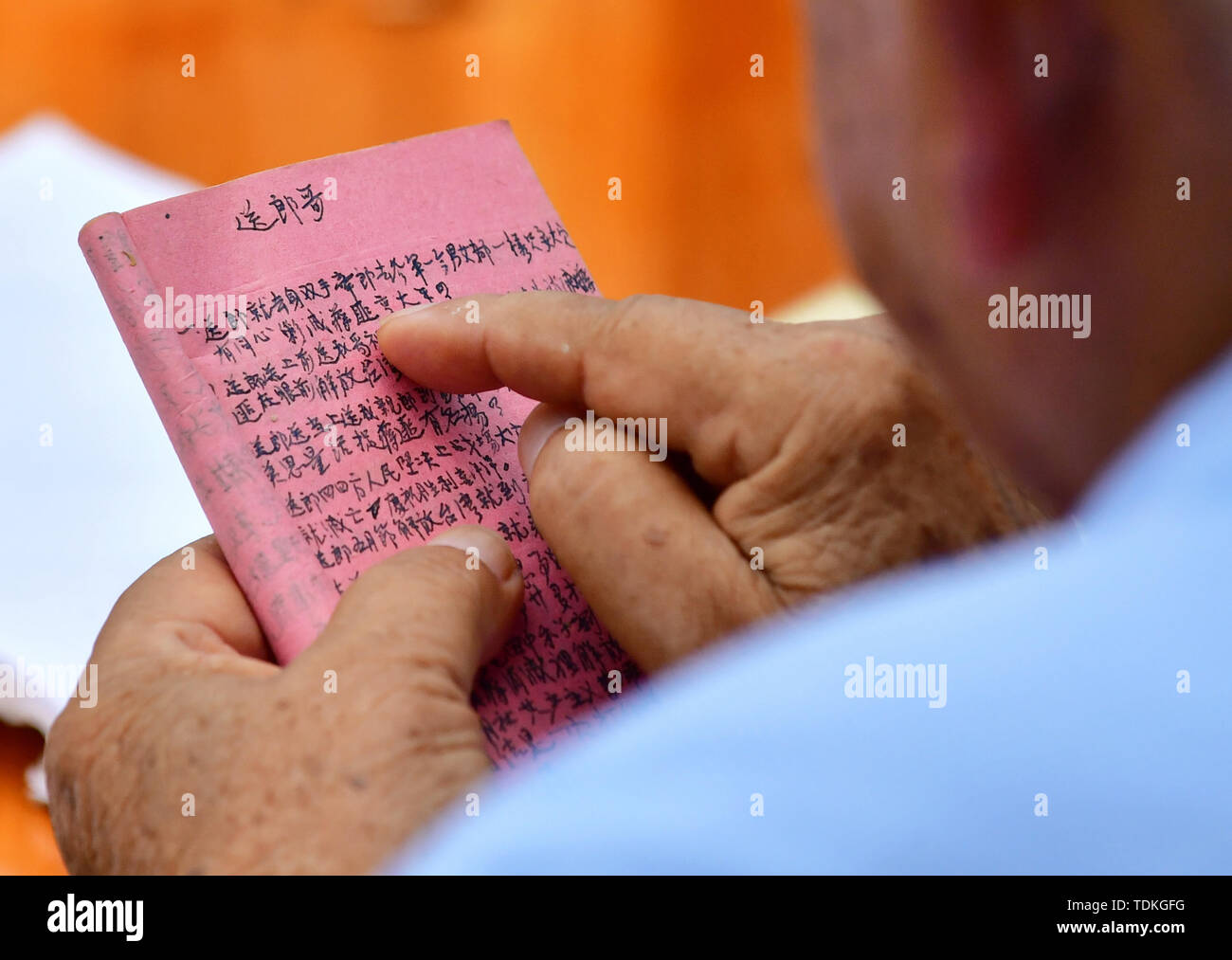 Changting. 16 Giugno, 2019. Foto scattata a giugno 16, 2019 mostra Zhong Yilong, un 91-anno-vecchi pensionati cadre, leggendo il suo notebook presso il Villaggio Changketou di Nanshan cittadina nella contea di Changting, a sud-est della Cina di provincia del Fujian. Dal 1953, Zhong Yilong raccolti i nomi dei martiri che hanno partecipato in giro dal 1928 al 1934. Egli ha anche istituito una mostra per quanto riguarda l'esercito rosso presso la sua casa ancestrale di parecchi anni fa passare la storia verso il basso. Credito: Wei Peiquan/Xinhua/Alamy Live News Foto Stock